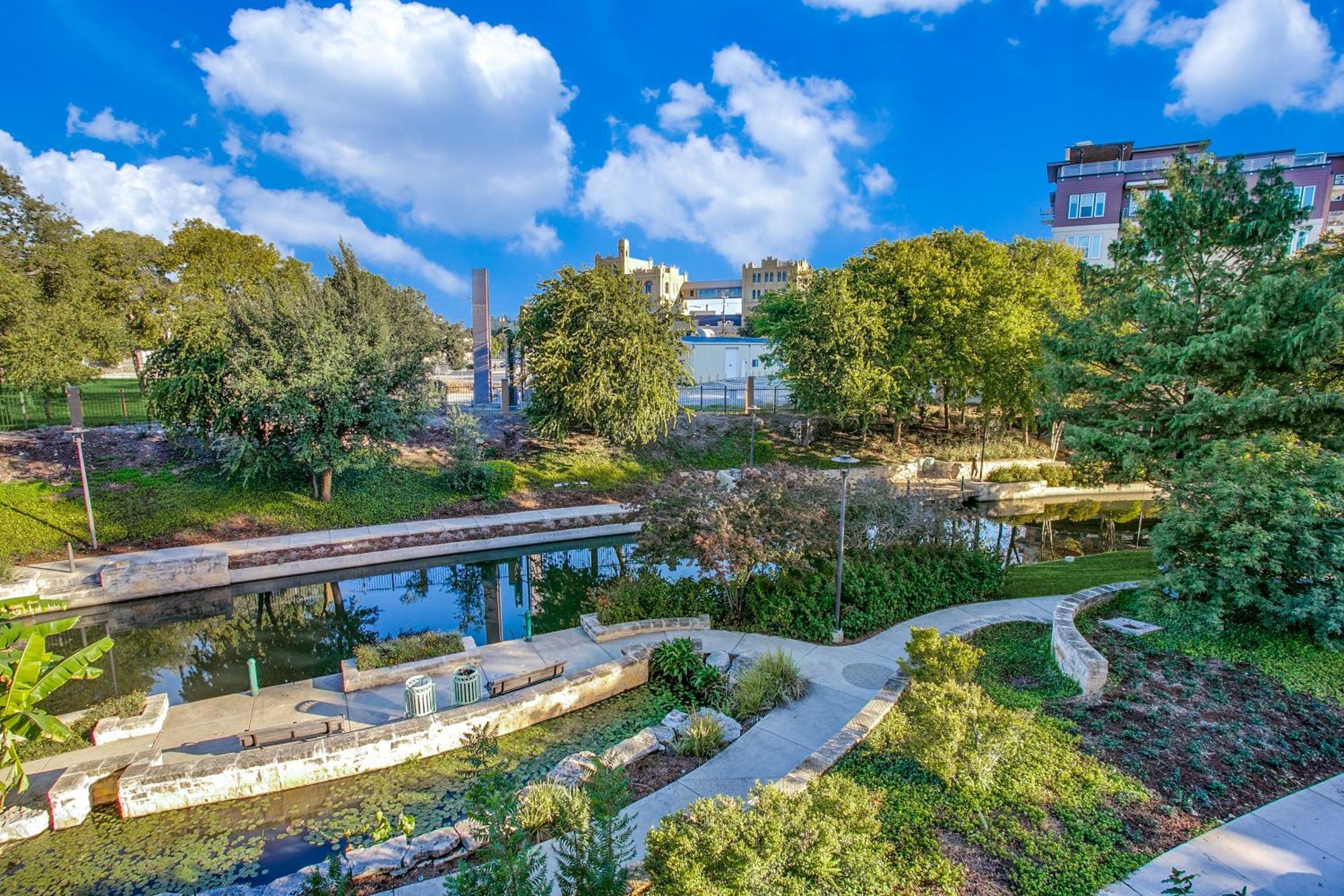 Lush Downtown Condo On Riverwalk W King Ste, Free Parking, Pet Friendly, Centrally Located On Riverwalk San Antonio Dış mekan fotoğraf