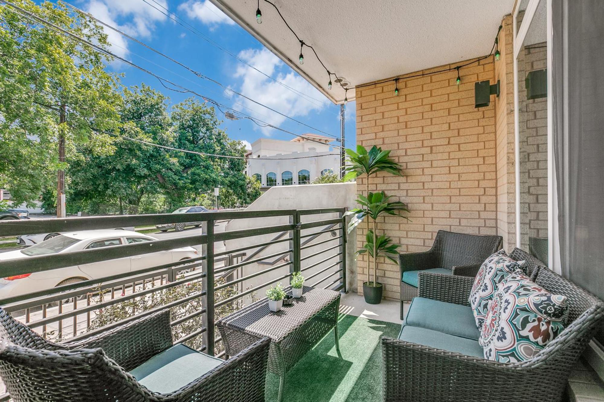 Lush Downtown Condo On Riverwalk W King Ste, Free Parking, Pet Friendly, Centrally Located On Riverwalk San Antonio Dış mekan fotoğraf